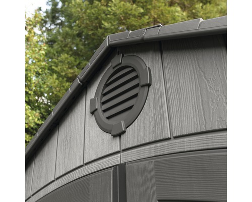 Vue détaillée d''une cabane de jardin avec grille d''aération