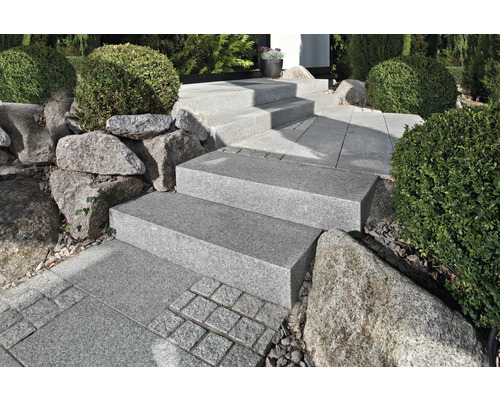 Escalier en granit dans le jardin