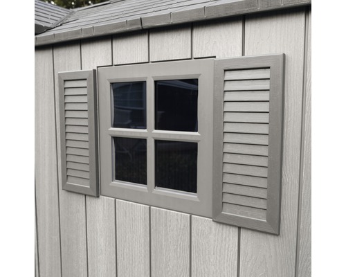 Vue détaillée d''une fenêtre de cabane de jardin avec volets