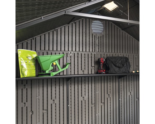 Vue intérieure d''un abri de jardin avec des étagères et des outils de jardinage