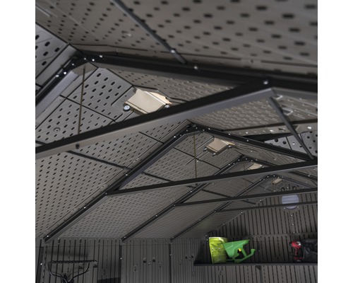 Vue intérieure d''un abri de jardin avec structure de toit et ouvertures de lumière