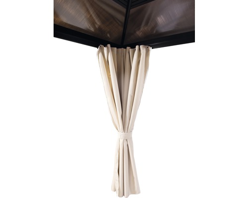 Vue détaillée d''un pavillon avec rideau