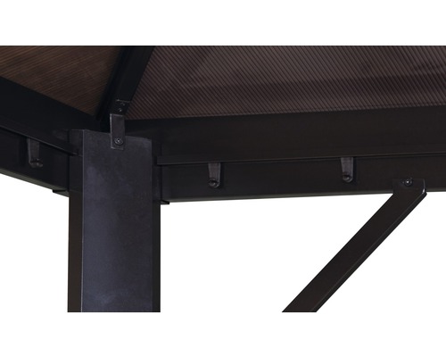 Vue détaillée d''une construction de pavillon avec des supports et un toit