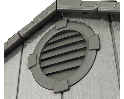 Vue détaillée d''une cabane de jardin avec une ouverture d''aération ronde