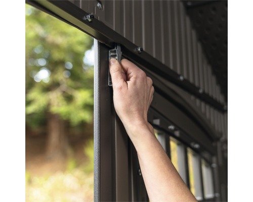 Vue détaillée du loquet d''un abri de jardin