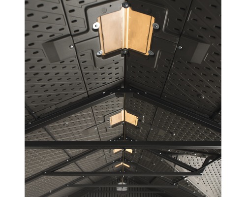 Vue intérieure d''un abri de jardin avec fenêtres de toit et cadre métallique