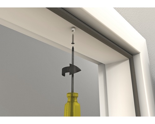 Montage eines Türschließers mit Schraubenzieher am Türrahmen