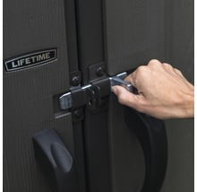 Detailansicht eines Gartenhauses mit Riegelverschluss und Hand am Griff sowie Lifetime Logo