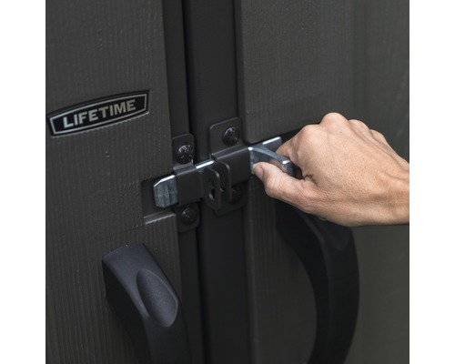 Detailansicht eines Gartenhauses mit Riegelverschluss und Hand am Griff sowie Lifetime Logo