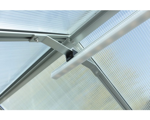 Innenansicht eines Gewächshauses mit LED-Beleuchtung und Aluminiumrahmen