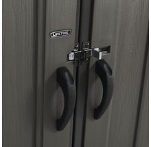 Detailaufnahme eines Gerätehauses mit Türgriffen und Verschlussriegel sowie Lifetime Logo.