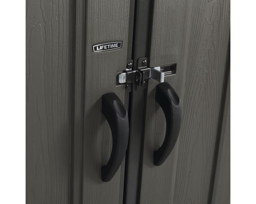 Detailaufnahme eines Gerätehauses mit Türgriffen und Verschlussriegel sowie Lifetime Logo.