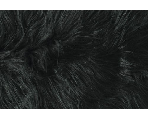 Gros plan d''un tapis en fausse fourrure noire à poils longs.