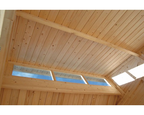 Vue intérieure d''un sauna en bois avec revêtement de plafond et fenêtres