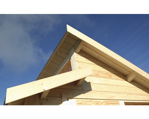Vue détaillée d''une maison en bois avec une construction de toit à pignon sur fond de ciel bleu