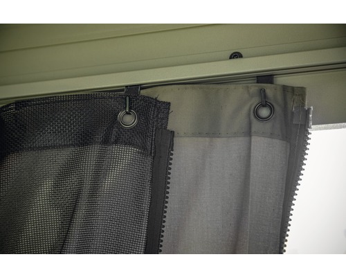 Detailansicht von Vorhängen mit Reißverschluss und Aufhängringen