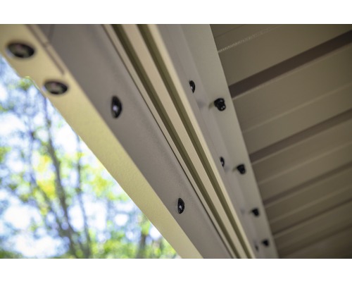 Detailansicht einer Terrassenüberdachung mit integrierter Beleuchtung