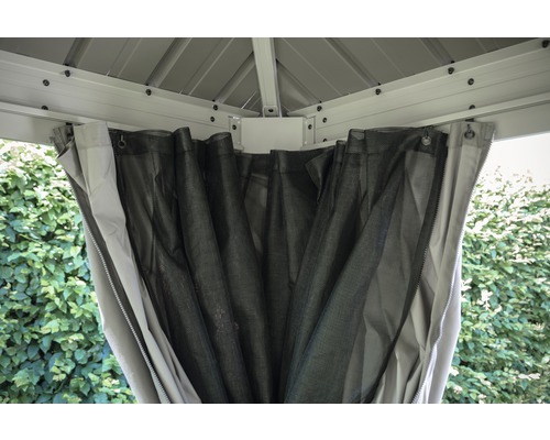 Detailansicht eines Pavillons mit Vorhängen und Moskitonetz