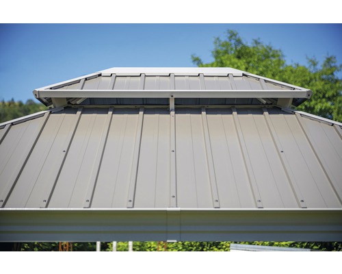 Detailansicht des Metalldachs eines Pavillons