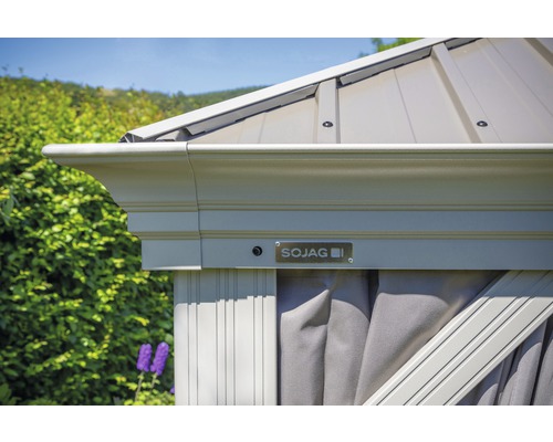 Detailansicht eines Pavillons mit Sojag Logo.