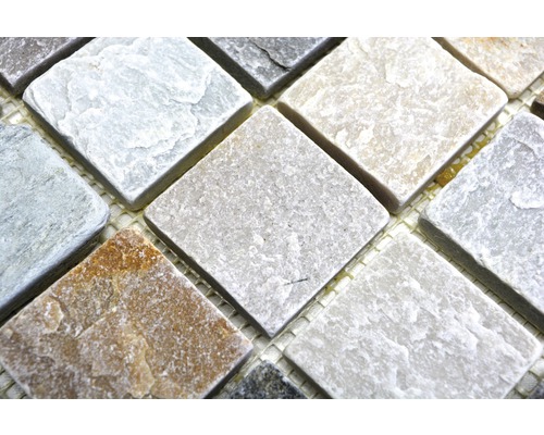 Detailaufnahme von Natursteinmosaikfliesen auf einem Netz