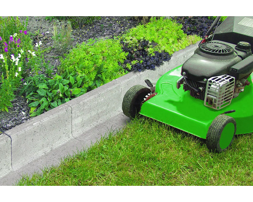 Szene mit Rasenkante und Rasenmäher im Garten