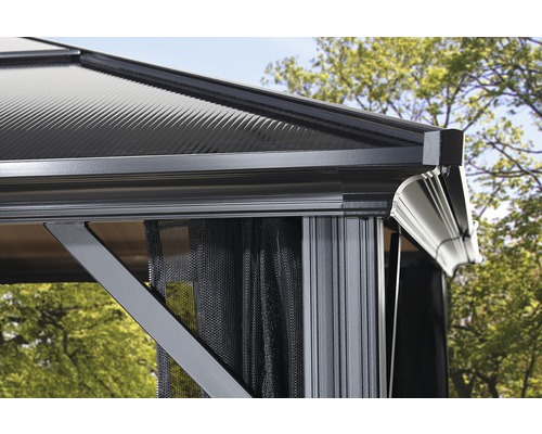 Detailansicht eines Pavillons mit Dach, Regenrinne und Insektenschutz