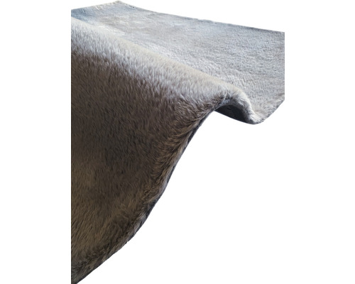 Grauer Teppich mit Kunstfelloptik