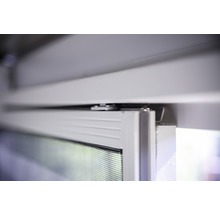 Detailansicht eines Insektenschutzrollos an einem Fenster