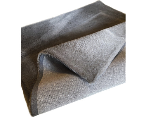 Grauer Teppich mit weicher Oberfläche