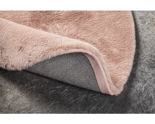 Vue détaillée d''un tapis avec une surface textile et un dessous tissé