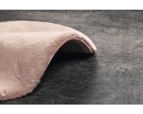 Vue détaillée d''un tapis beige à poils longs