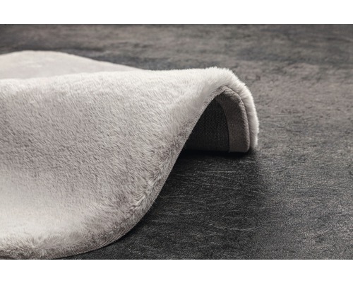 Tapis gris à poils longs