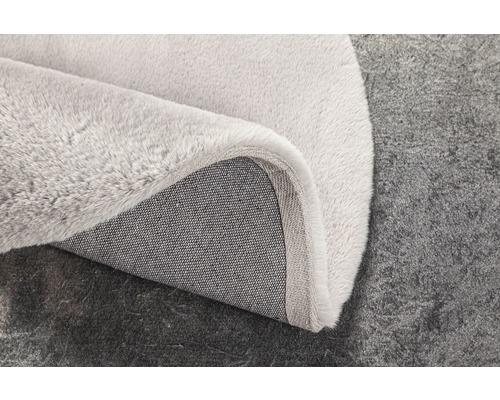 Vue détaillée d''un tapis de couleur claire avec envers textile