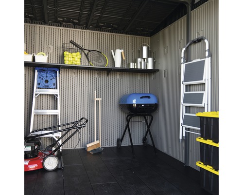 Innenansicht eines Gartenschuppens mit Regalen, Gartengeräten und Werkzeugen.