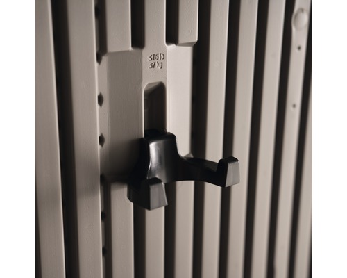 Detailansicht einer Werkzeugwand mit Haken zur Aufbewahrung von Werkzeugen