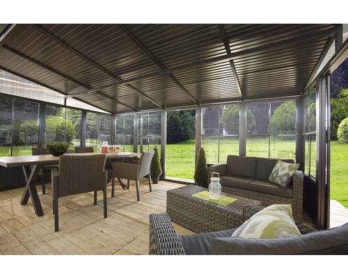 Überdachter Terrassenbereich mit Sitzgruppe, Tisch und Gartenblick