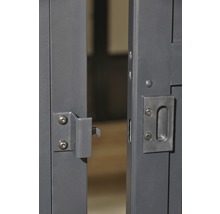 Detailansicht eines Gartentors mit Verschlussmechanismus