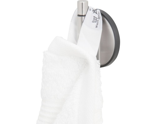 Handtuchhaken mit einem weißen Handtuch