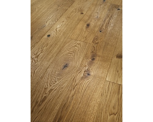 Holzboden aus Eiche mit Astlöchern