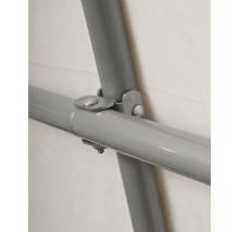 Detailaufnahme eines Verbindungsstücks an einem Metallrahmen