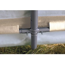 Detailaufnahme einer Zeltkonstruktion mit Stahlrahmen und Schrauben auf Gras.