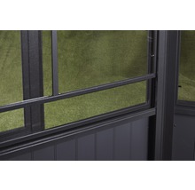 Detailansicht eines schwarzen Pavillonfensters mit Insektenschutzgitter