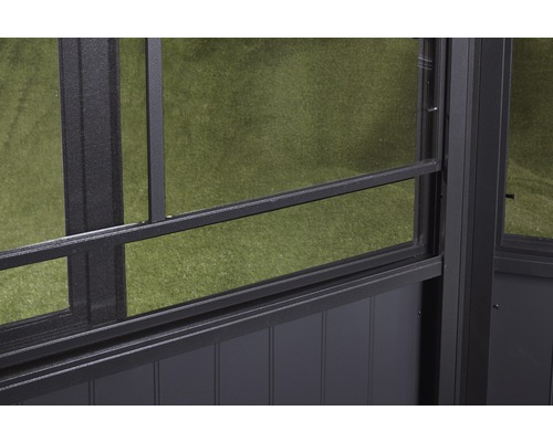 Detailansicht eines schwarzen Pavillonfensters mit Insektenschutzgitter