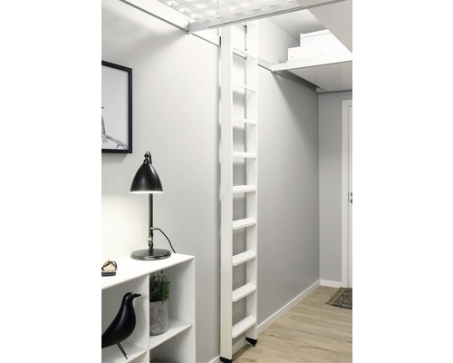 Escalier gain de place blanc en bois dans une pièce lumineuse.