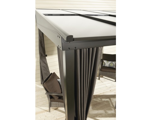 Vue détaillée d''un pavillon avec rideaux et toit