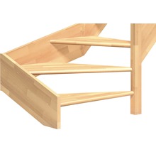 Detailaufnahme einer Holztreppe mit gewendelten Stufen