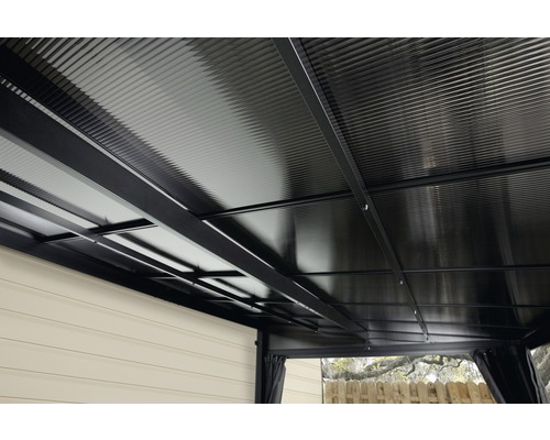 Gros plan du toit du pavillon avec construction métallique et surface ondulée.