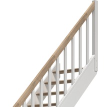 Detailansicht einer Treppe mit Holzhandlauf und weißen Geländerstäben