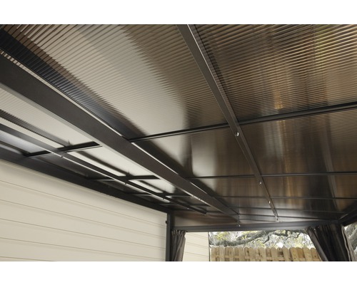 Vue détaillée d''un toit de terrasse avec toit en tôle trapézoïdale et structure de cadre